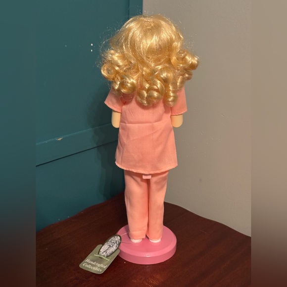 NWT Santa’s Workshop Pink Nurse Decor Nutcracker w/Stethoscope and Clipboard 14” - Picture 5 of 8